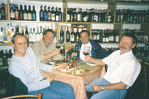 Die Weinbrüder in der Enoteca Bacchus in Montalcino v.l.n.r.: Bruder Hannes, Bruder Alexander, Bruder Gerhard und Bruder Bernd.