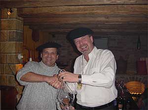  Präsident Bruder Alex gratuliert dem Alt-Kellermeister Bruder Gerhard zum Titel "Weinbruder des Jahres 2000".